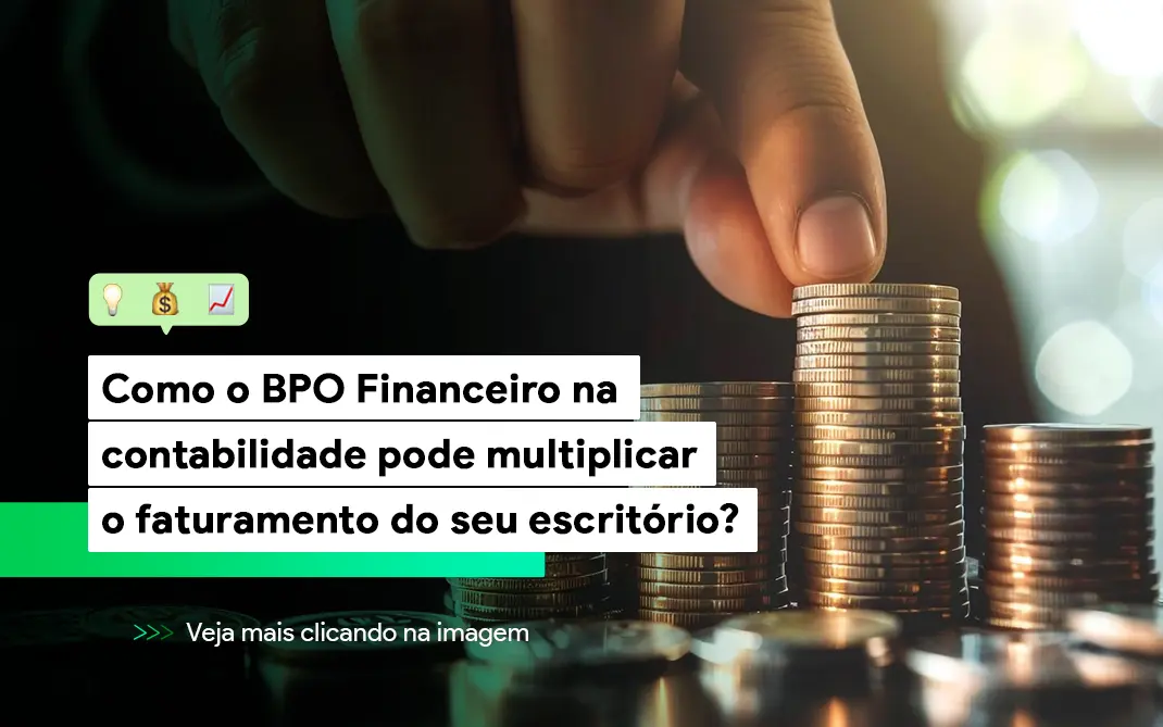 Mão masculina com pilhas de moedas representando crescimento faturamento na empresa de contabilidade